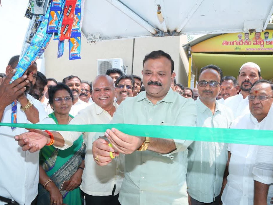 పిడుగురాళ్లలో  ‘స్వచ్ఛ రథం’ను ప్రారంభించిన MLA