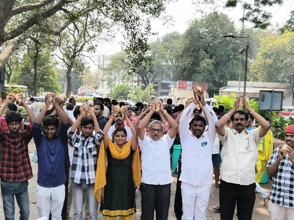 అలిపిరి వద్ద ఆప్ నేతల కృతజ్ఞత కార్యక్రమం