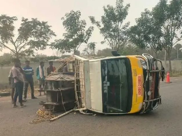 అదుపుతప్పి ట్రాలీ బోల్తా.. డ్రైవర్కు గాయాలు