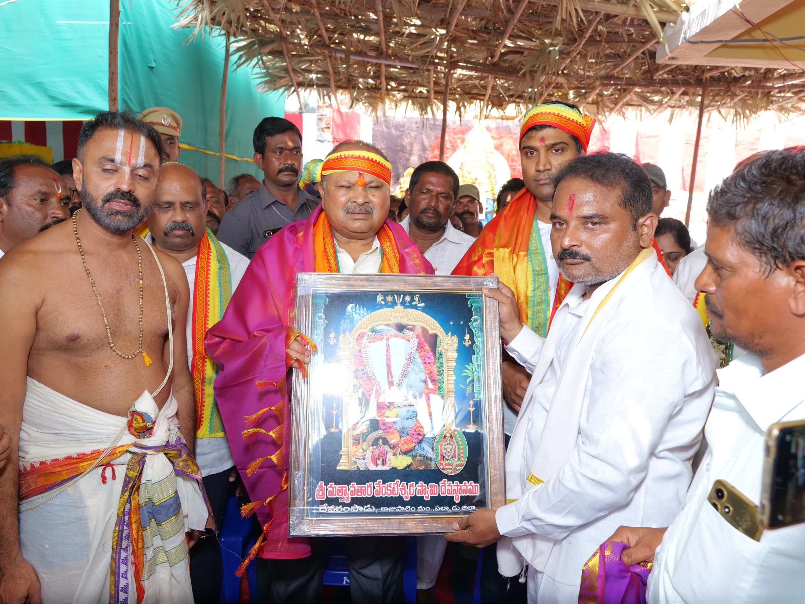 వెంకటేశ్వర స్వామికి పట్టువస్త్రాలు సమర్పించిన ఎమ్మెల్యే