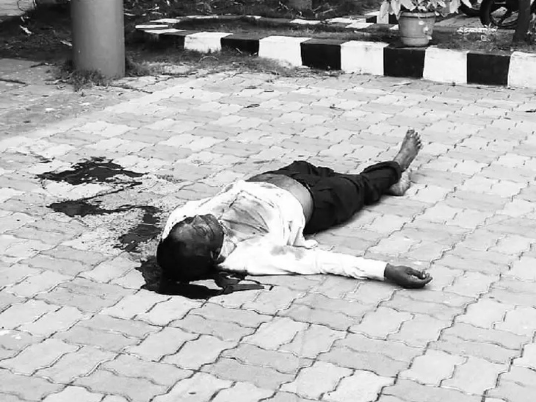 భవనంపై నుంచి దూకి ఉద్యోగి ఆత్మహత్య