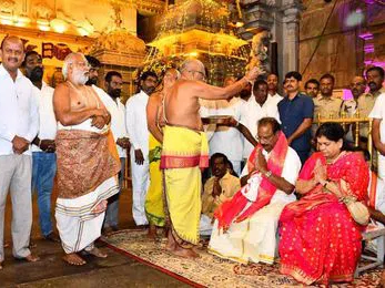 లక్ష్మీ నరసింహ స్వామిని దర్శించుకున్న గవర్నర్