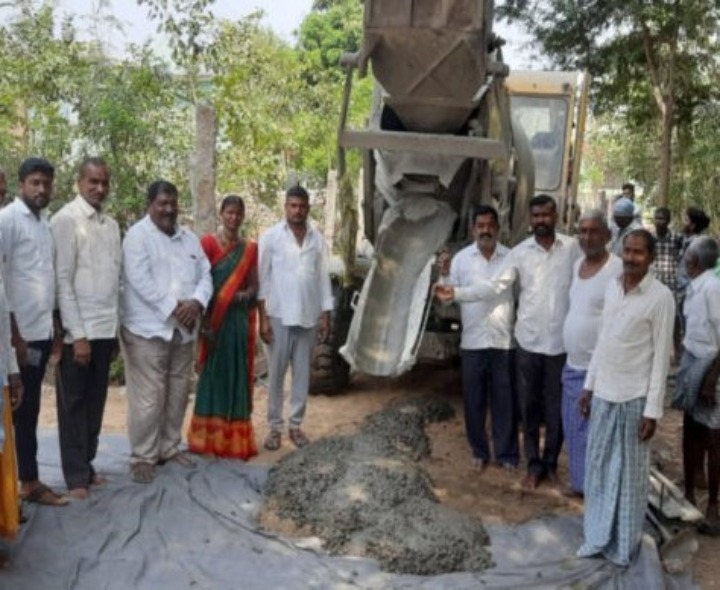 సీసీరోడ్డు నిర్మాణ పనులకు శంకుస్థాపన