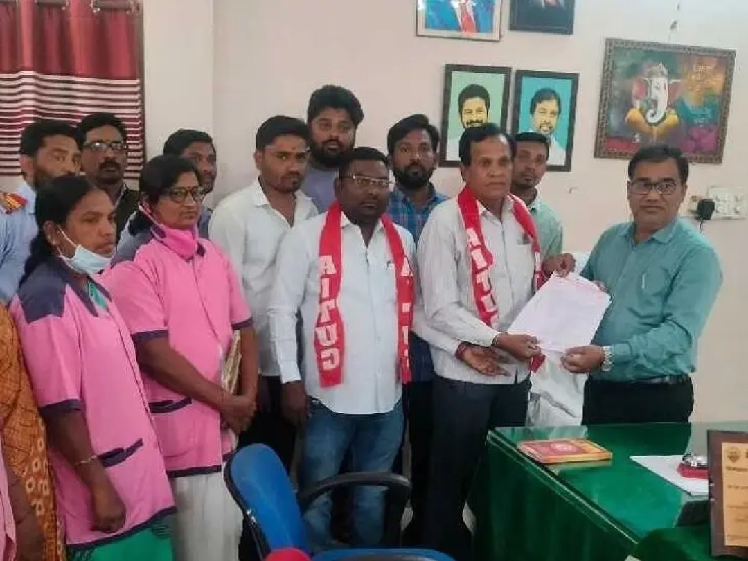 ‘రిమ్స్ కార్మికుల సమస్యలు పరిష్కరించాలి’