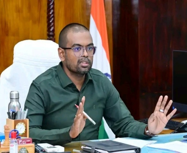 పరిశ్రమల అధికారులతో కలెక్టర్ సమీక్ష