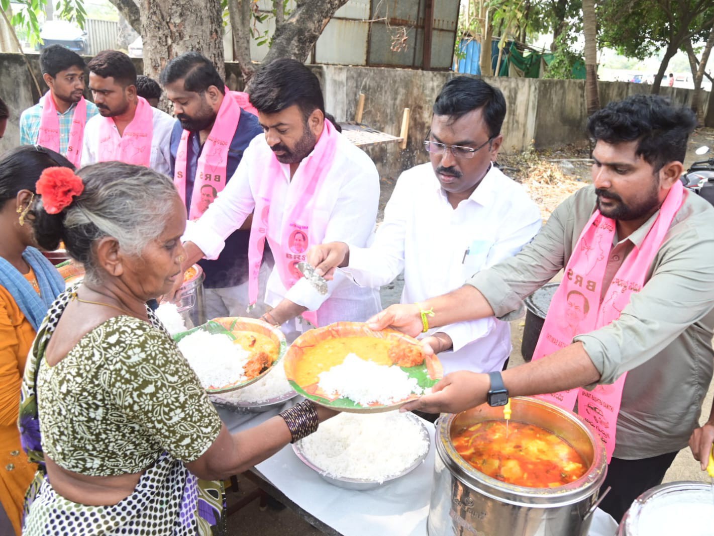భూదాన్ బాధితులకు సహాయక చర్యలు