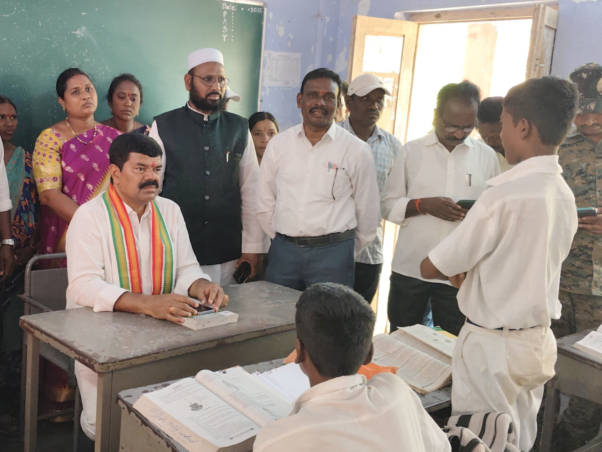 ఆశ్రమ పాఠశాలలో ఆకస్మిక తనిఖీ నిర్వహించిన ఎమ్మెల్యే