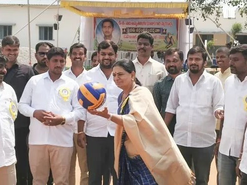వాలీబాల్ టోర్నమెంట్‌ను ప్రారంభించిన ఎంపీ డీకే అరుణ