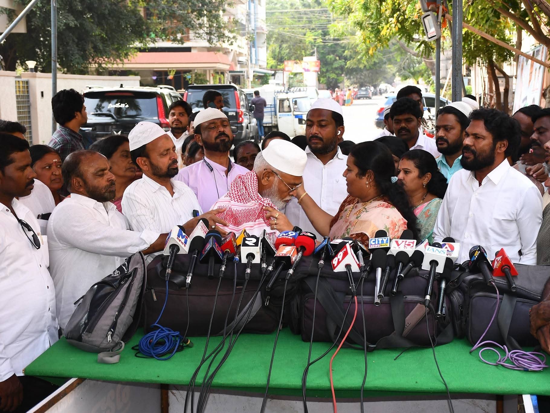 మంత్రిపై తీవ్ర విమర్శలు చేసిన మాజీ మంత్రి