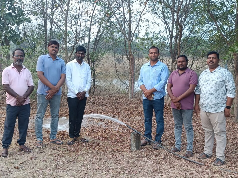 స్మశాన వాటికలో బోర్‌వెల్‌కు మోటార్ బిగింపు