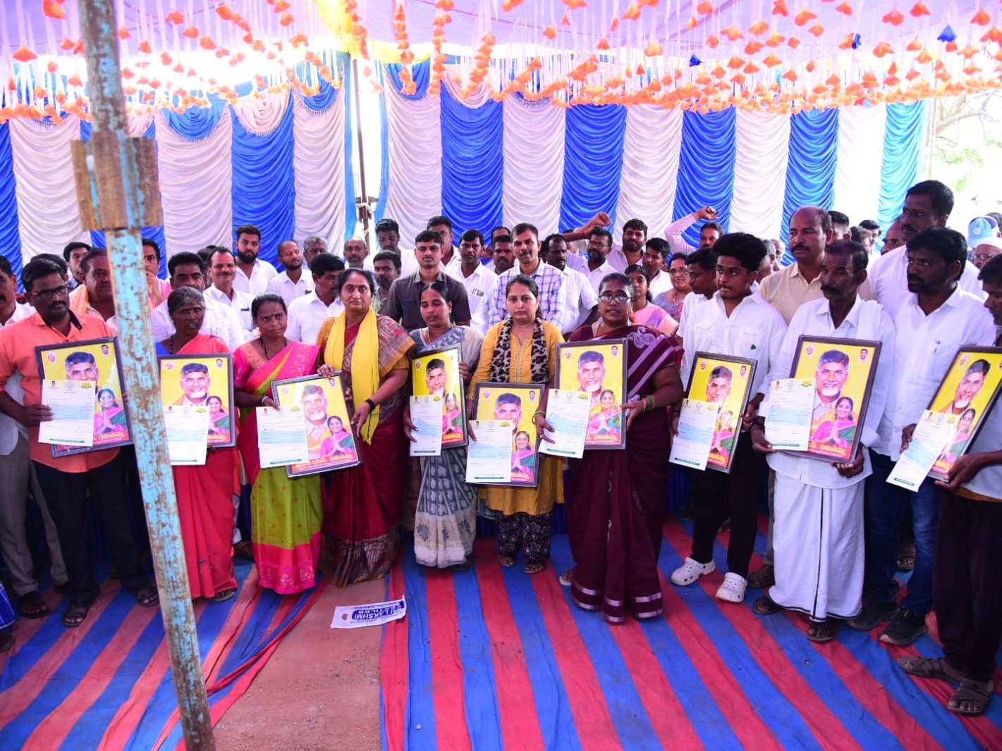 సీఎంఆర్ఎఫ్ చెక్కులు పంపిణీ చేసిన మంత్రి