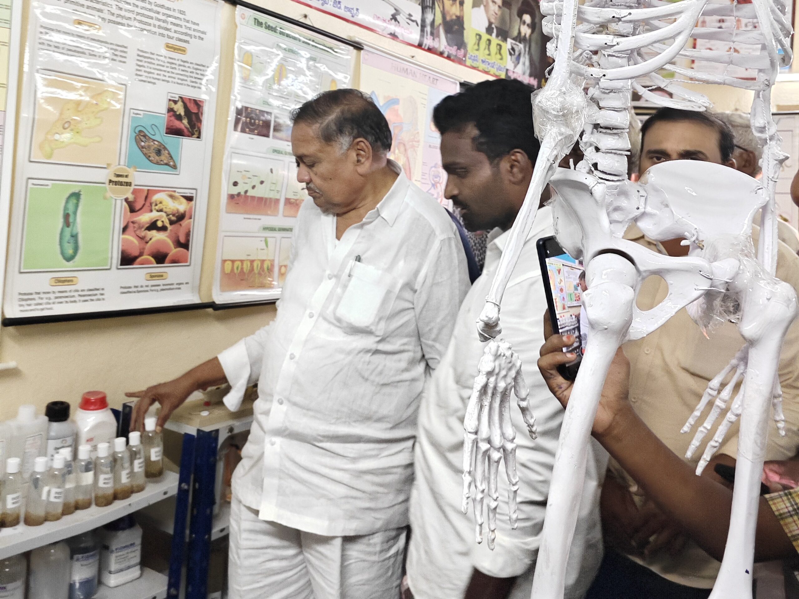 విద్యార్థులు ఉన్నత స్థాయికి ఎదగాలి: ఎమ్మెల్యే