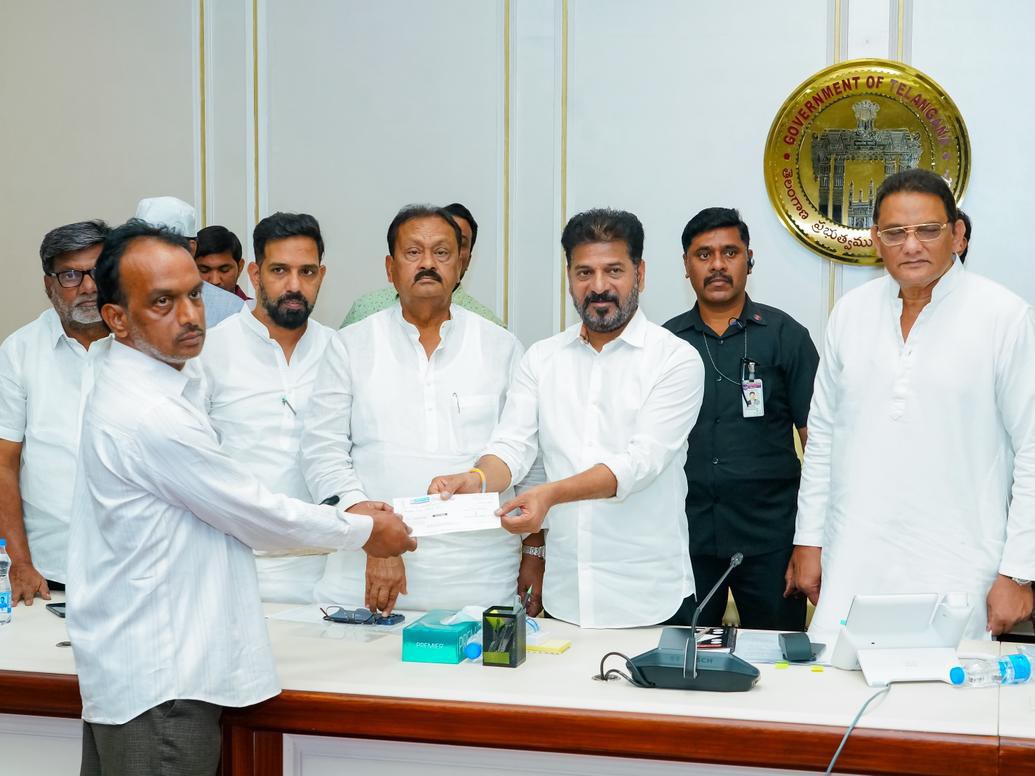 పరిహారం చెక్కులను అందజేసిన సీఎం