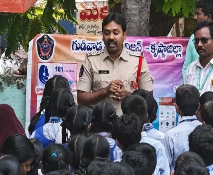 విద్యార్థులకు ఓపెన్ హౌస్ కార్యక్రమం నిర్వహించిన సీఐ