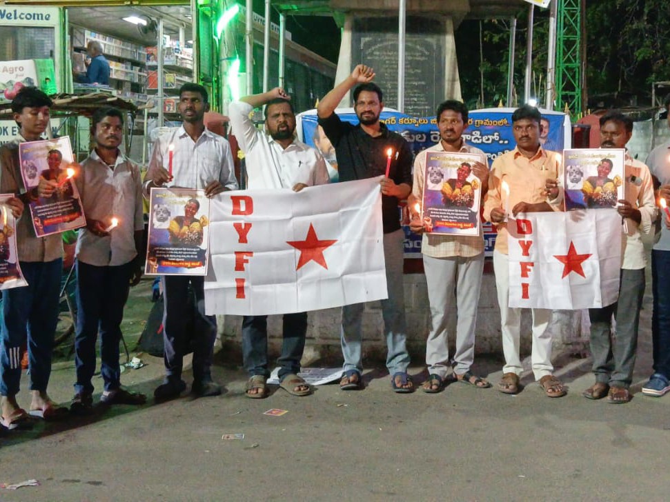 పాప మృతికి కొవ్వొత్తులతో నివాళి