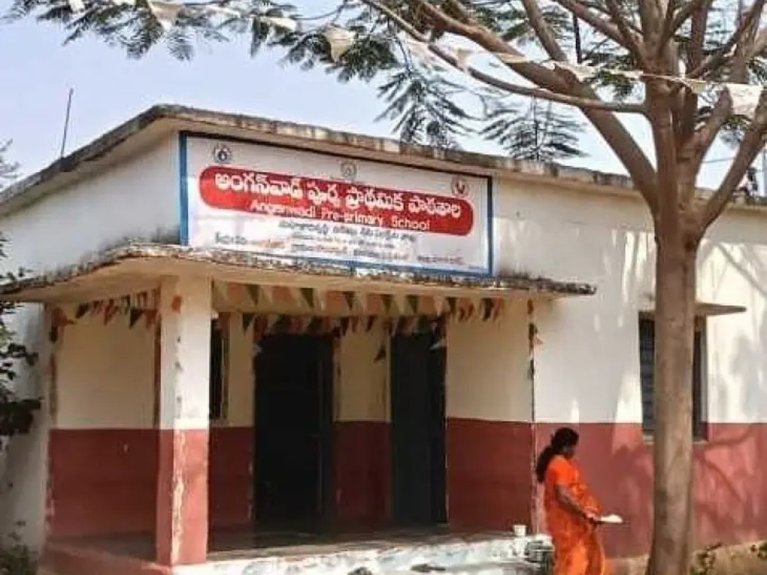 అంగన్వాడీ టీచర్ లేక.. ఆయానే అన్ని..!