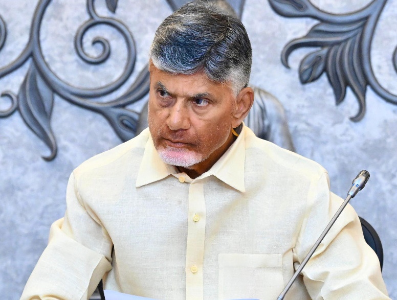 క్షతగాత్రులకు సీఎం చంద్రబాబు పరామర్శ