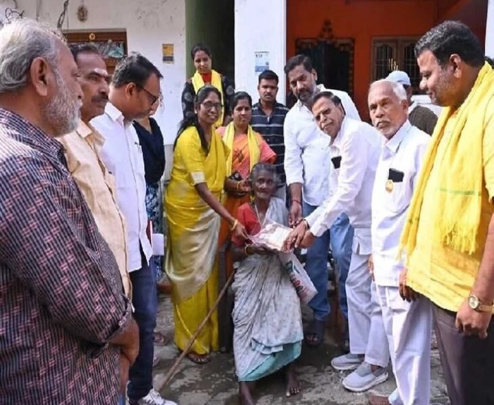 చిత్తూరులో పింఛన్లు పంపిణీ చేసిన మేయర్..!