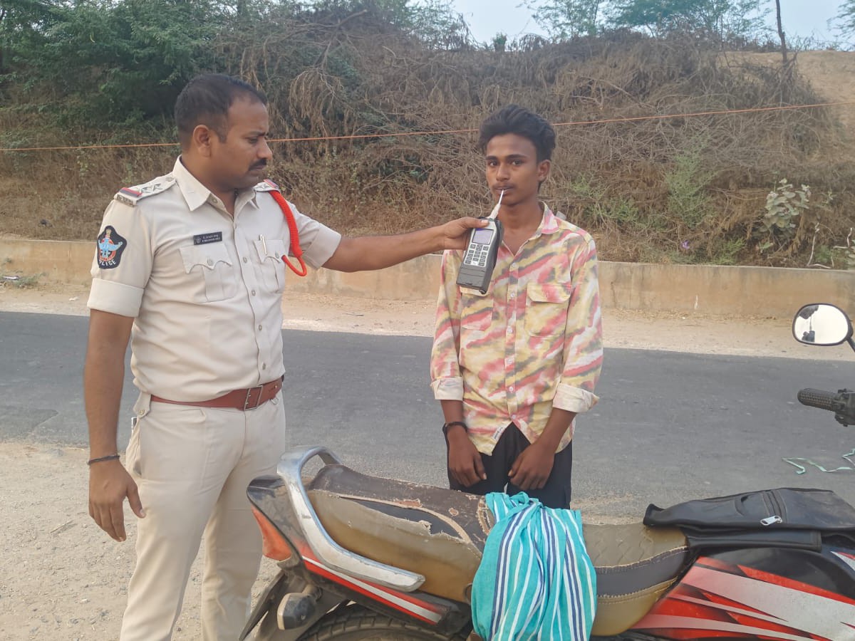 డ్రంక్ అండ్ డ్రైవ్ టెస్టులను నిర్వహించిన ఎస్సై