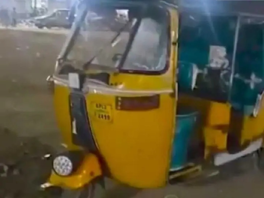 ఆటోలో దాచిన బంగారం చోరీ