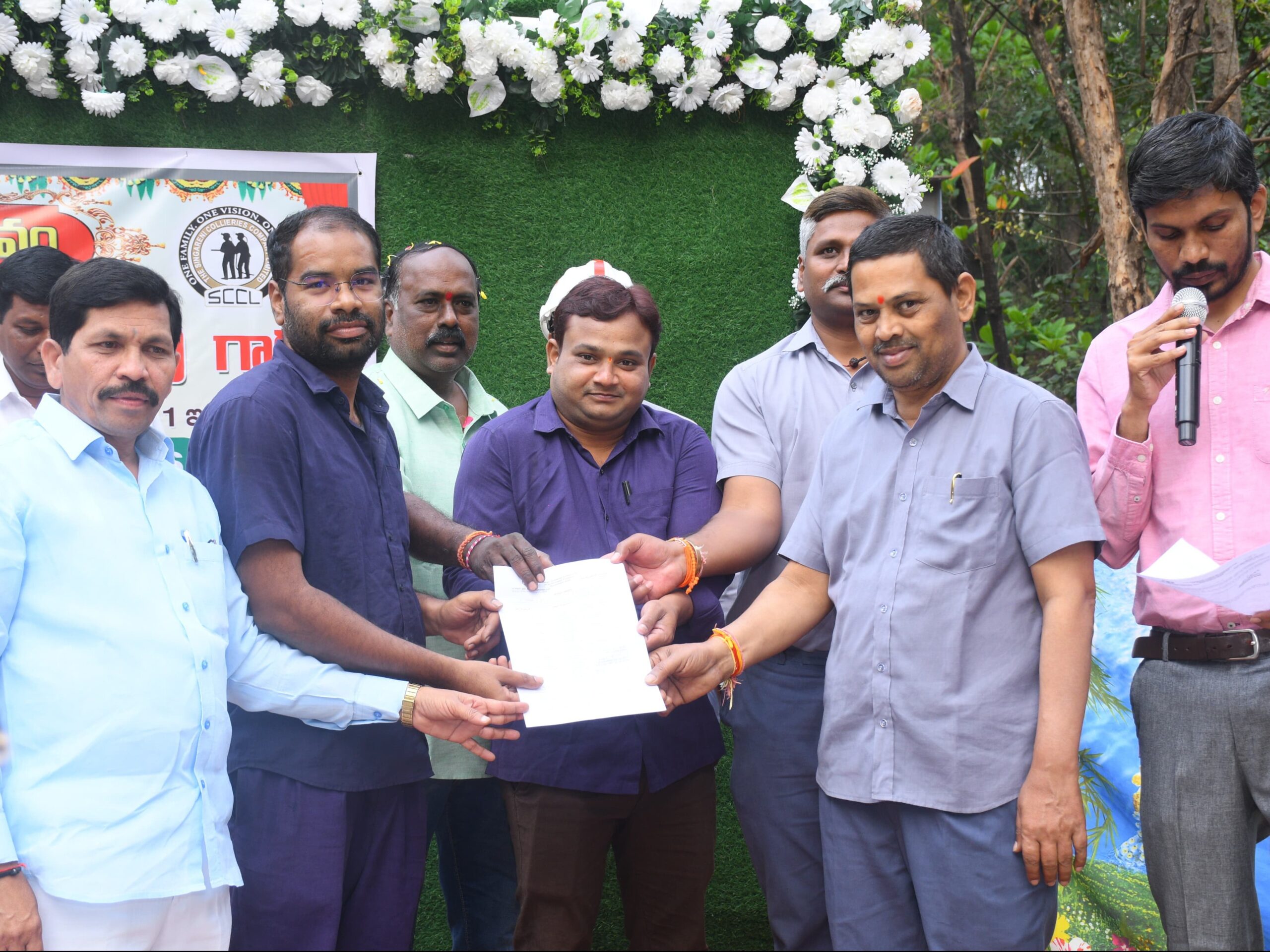 ఉద్యోగులకు పదోన్నతి పత్రాలు అందజేత