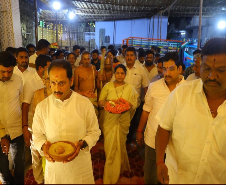 కదిరిలో స్వామివారికి పట్టువస్త్రాల సమర్పణ