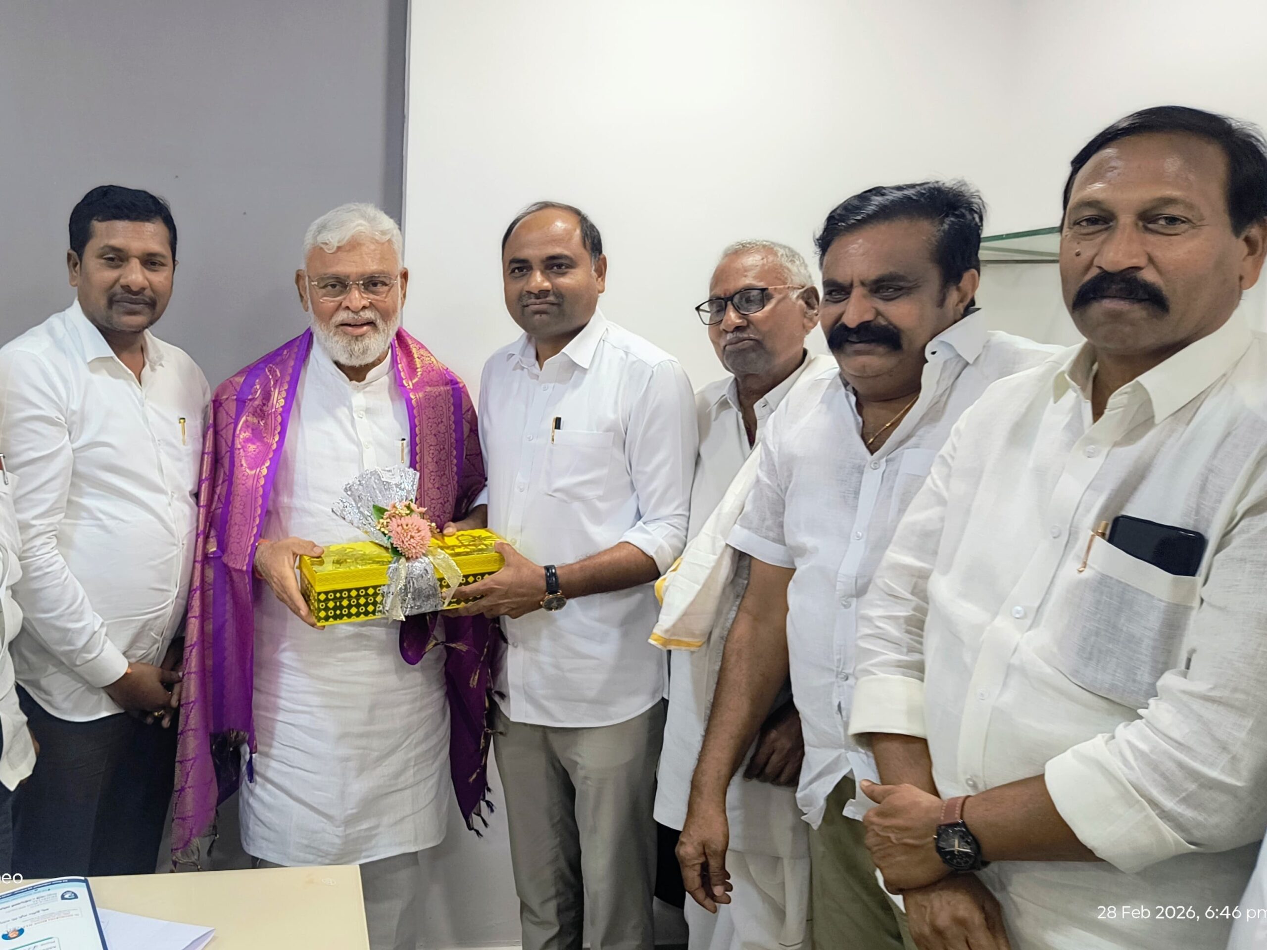 అంబటి రాంబాబును పరామర్శించిన ఎమ్మెల్యే