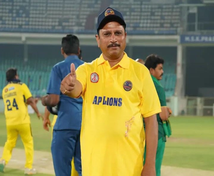 క్రికెట్ మ్యాచ్‌లో సందడి చేసిన ఎమ్మెల్యే