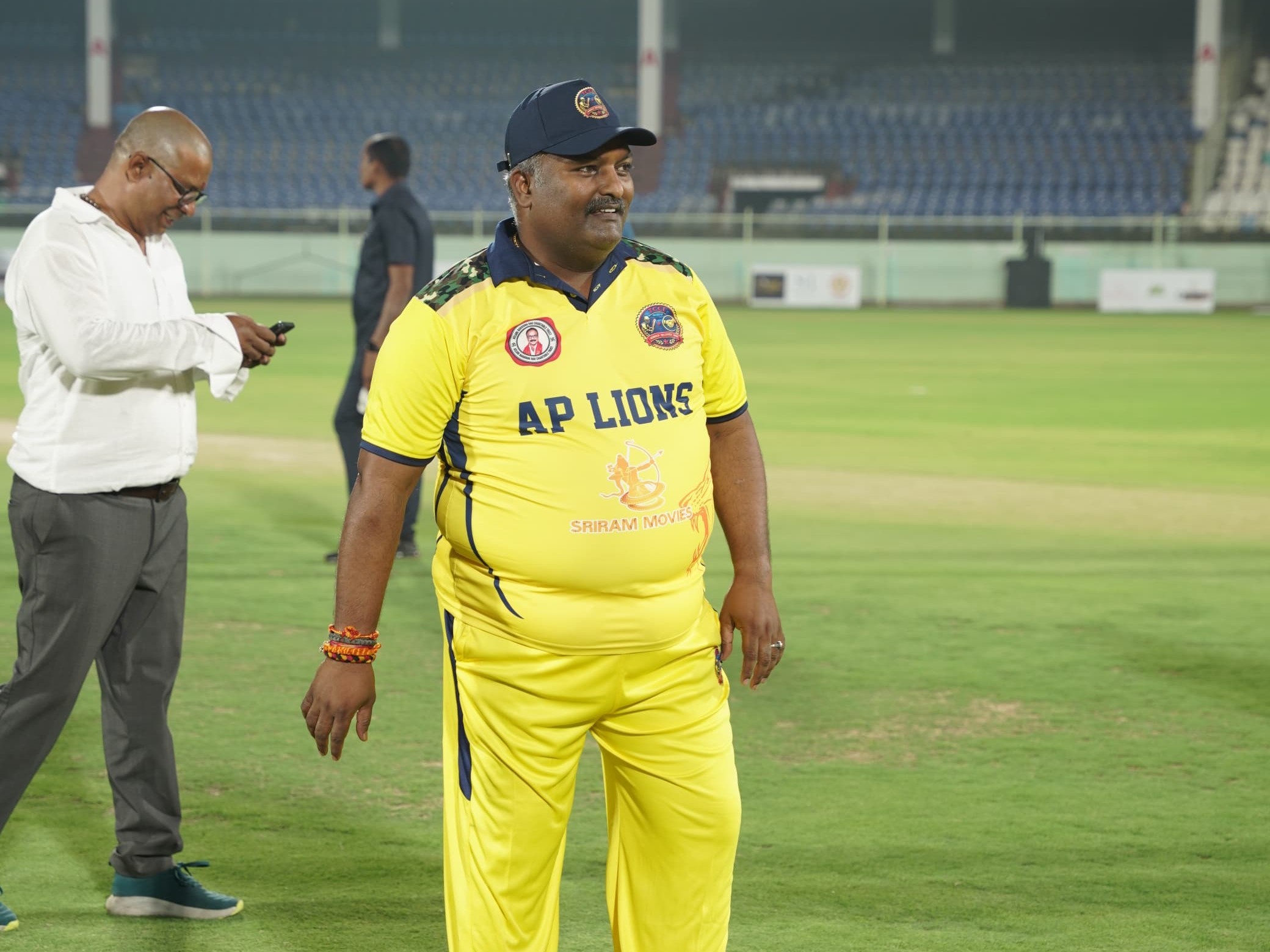 సెలబ్రిటీ క్రికెట్ లీగ్ పోటీల్లో పాల్గొన్న ఎమ్మెల్యే