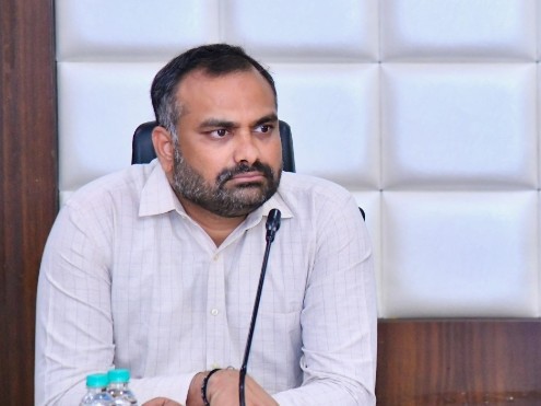 ఫిర్యాదుల పరిష్కారంలో ఆలస్యం జరిగితే చర్యలు: కమిషనర్