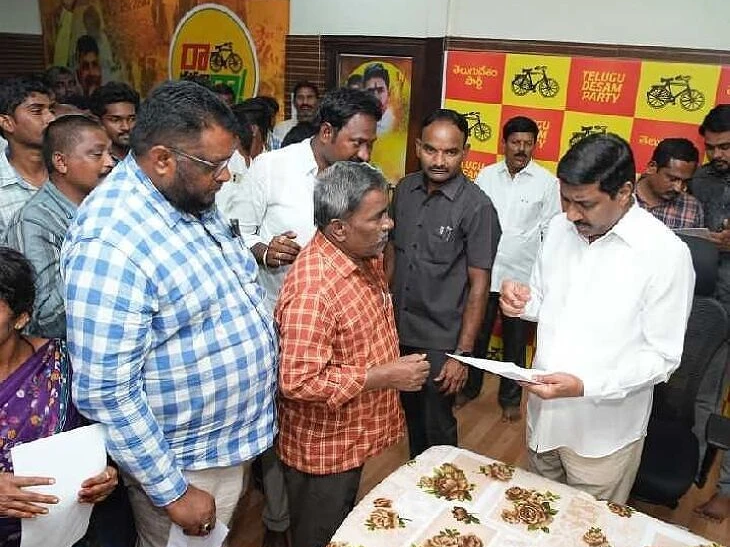 ప్రజల అర్జీలు స్వీకరించిన మంత్రి