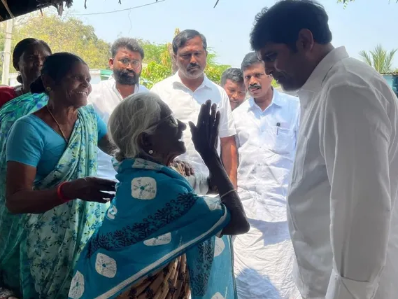 మాచిరెడ్డిపల్లెలో పింఛన్ల పంపిణీ చేసిన ఎమ్మెల్యే