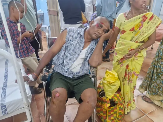 రోడ్డు ప్రమాదంలో చేనేత కార్మికులకు గాయాలు