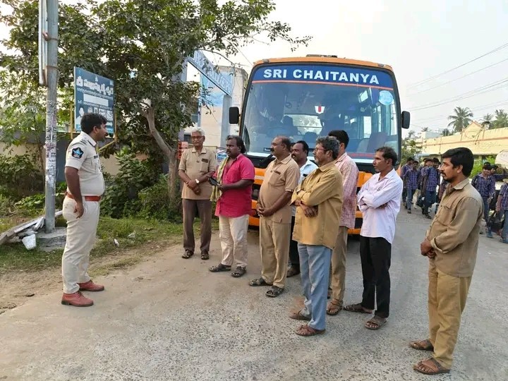 రోడ్డు భద్రతపై డ్రైవర్లకు అవగాహన కార్యక్రమం