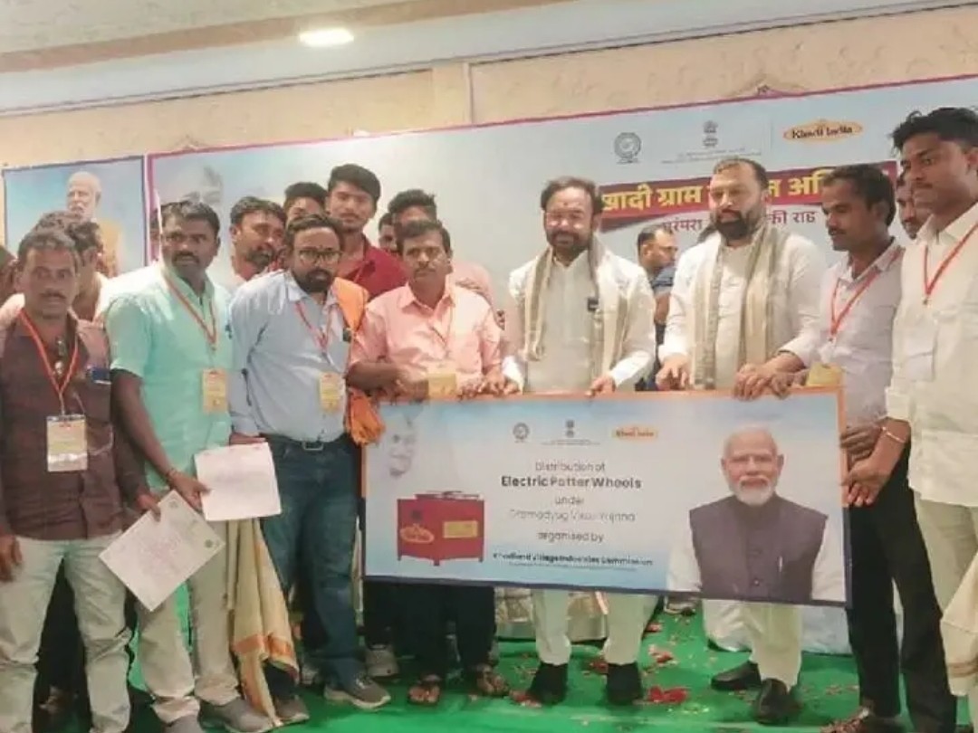 ఎలక్ట్రిక్ వాటర్ వీల్స్ అందజేసిన కేంద్రమంత్రి