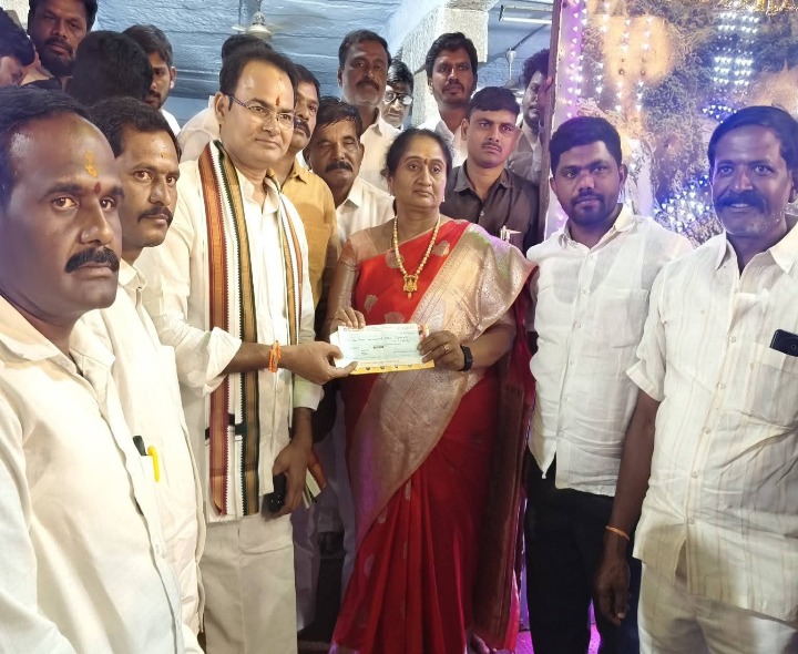 CMRF చెక్కును పంపిణీ చేసిన ఎమ్మెల్యే