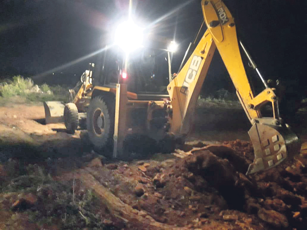 రాత్రివేళల్లో జోరుగా మట్టి తవ్వకాలు