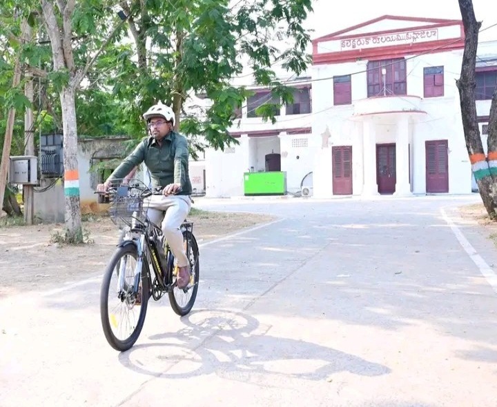 సైకిల్ పై విధులకు హాజరైన కలెక్టర్