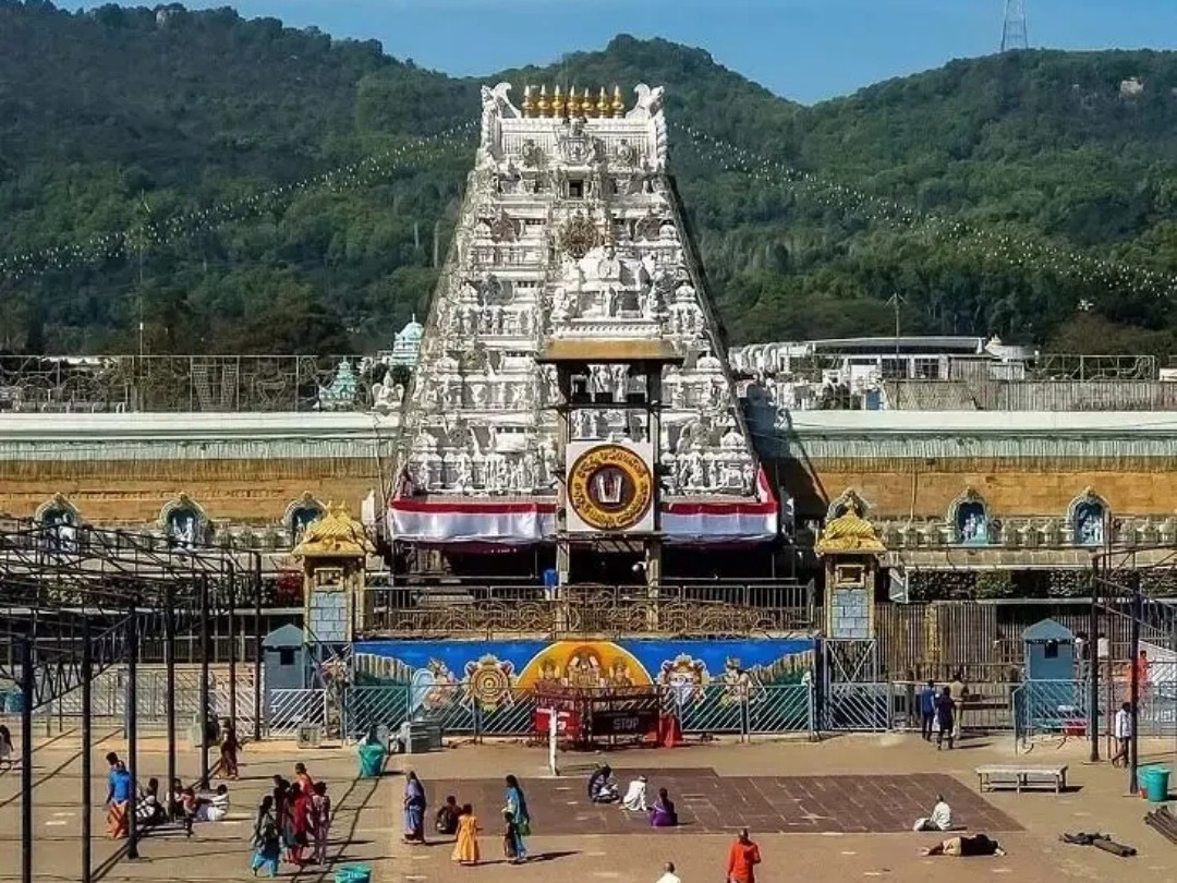 తిరుమలలో భారీగా పెరిగిన భక్తుల రద్దీ