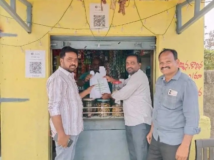 ప్లాస్టిక్ కవర్లు స్వాధీనం చేసుకున్న సర్పంచ్