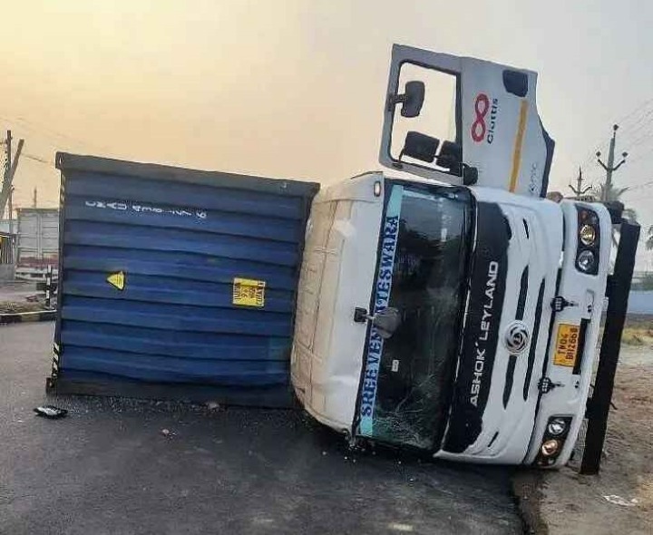 బొడ్డువానిపాలెం రహదారిపై కంటైనర్ లారీ బోల్తా