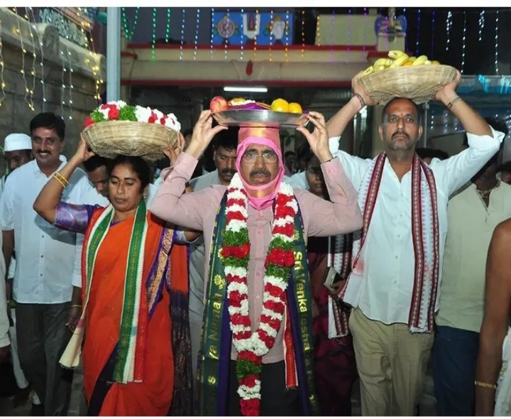 రంగనాథుడికి పట్టు వస్త్రాలు సమర్పించిన మంత్రి