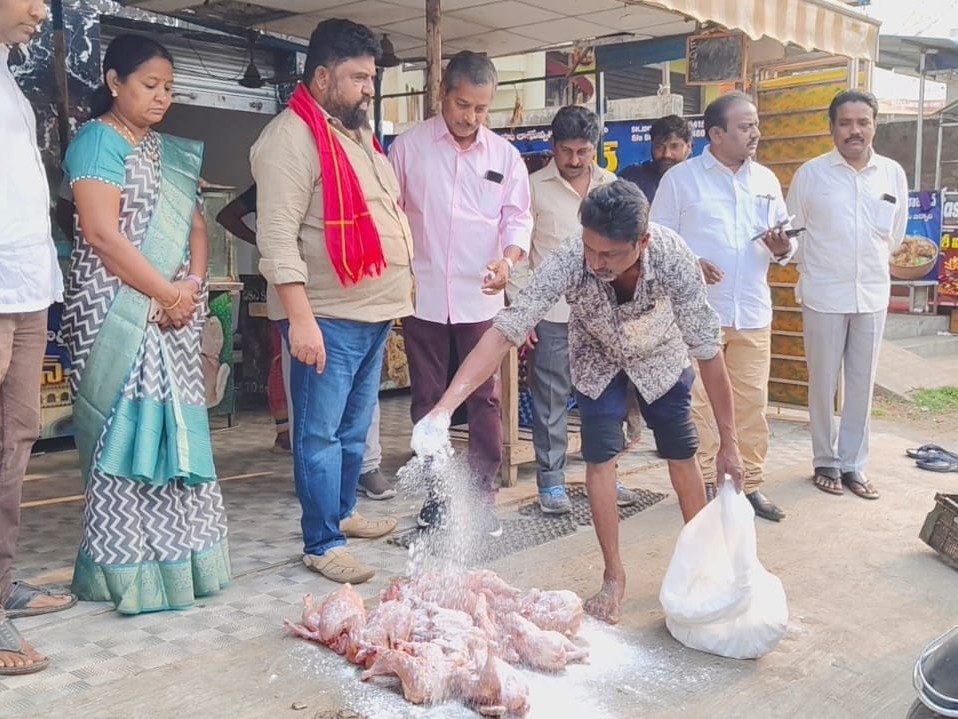 చికెన్ విక్రయాలపై  అధికారలు ఆగ్రహం వ్యక్తం..!