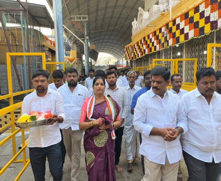 కదిరి నరసింహస్వామిని దర్శించుకున్న ఉషశ్రీ చరణ్