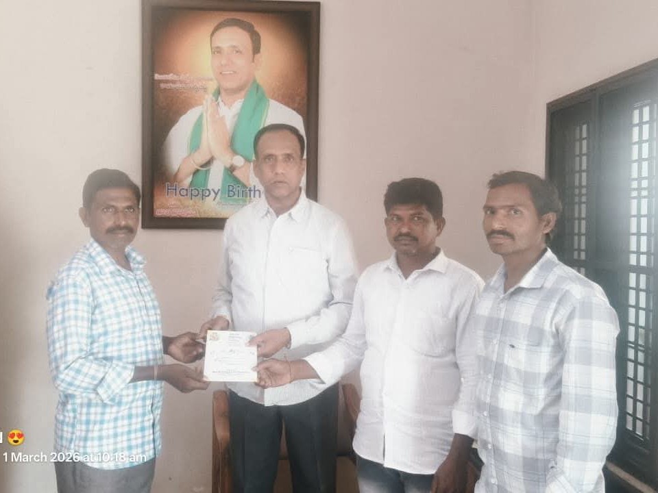 పేద యువతికి ఆర్థిక సహాయం అందజేత