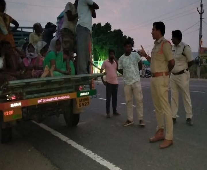 రోడ్డు ప్రమాదాలపై వాహనదారులకు అవగాహన