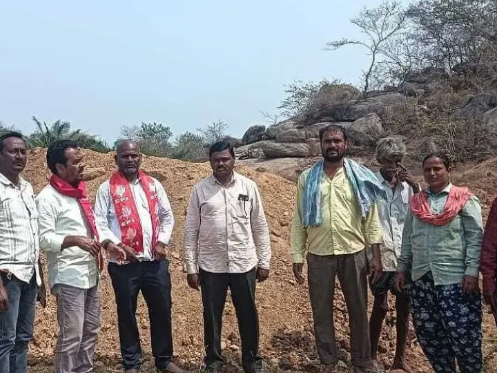 వ్యవసాయ భూమికి వెళ్లే దారిని అక్రమించిన భూస్వామి