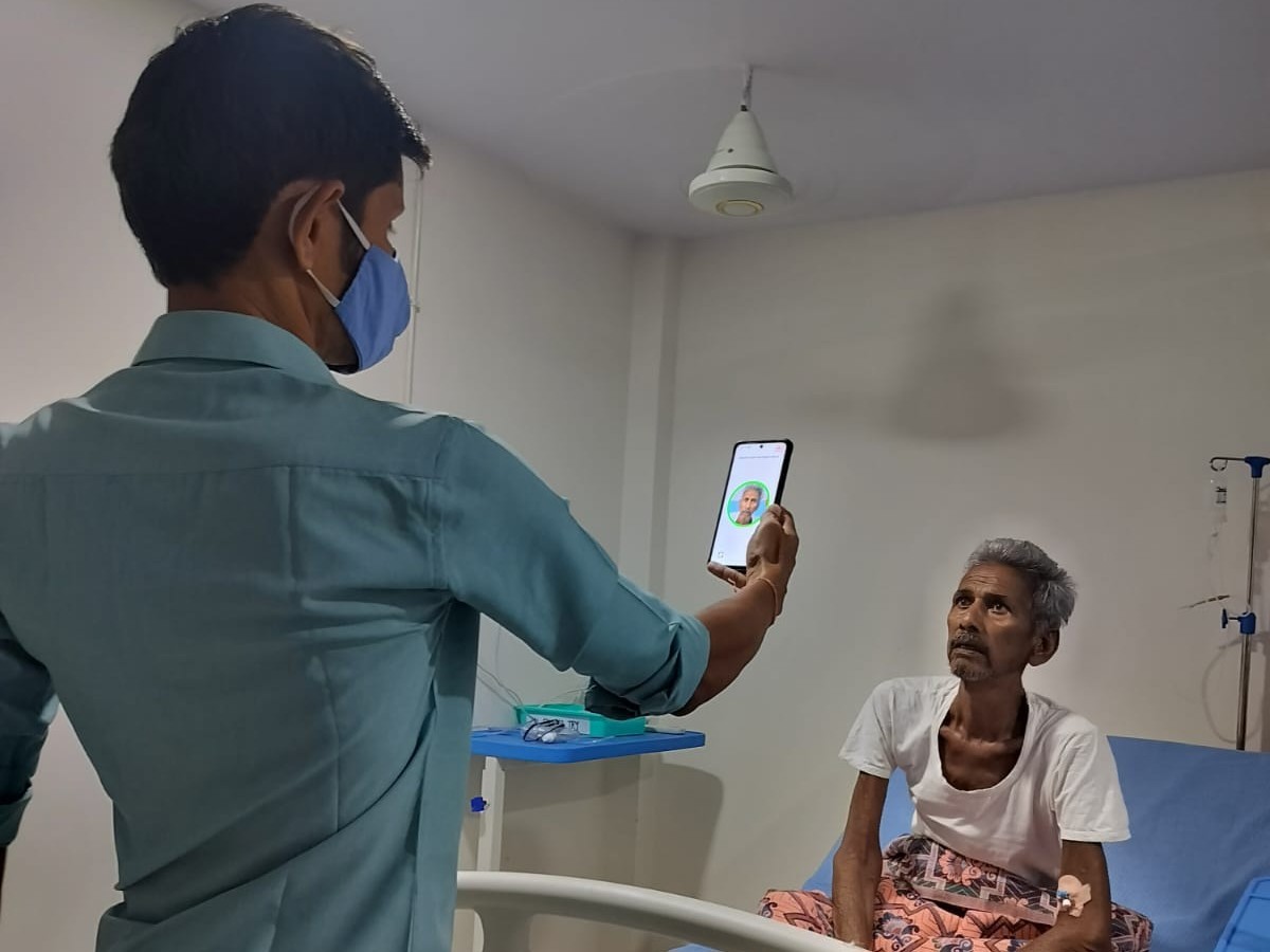 హాస్పిటల్‌కు వెళ్లి పింఛన్ అందజేత