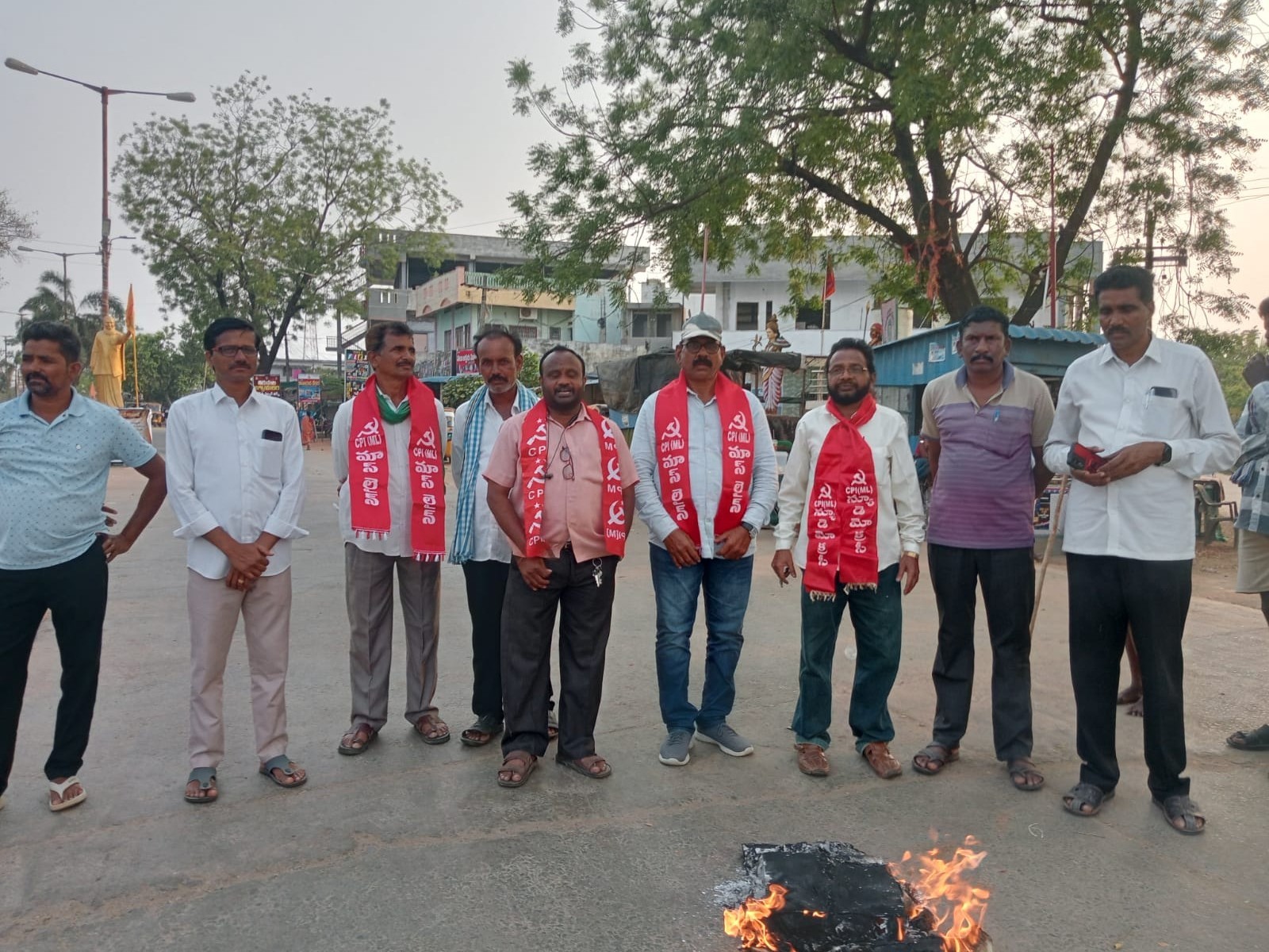 ప్రభుత్వ దిష్టిబొమ్మ దగ్ధం చేసిన నాయకులు