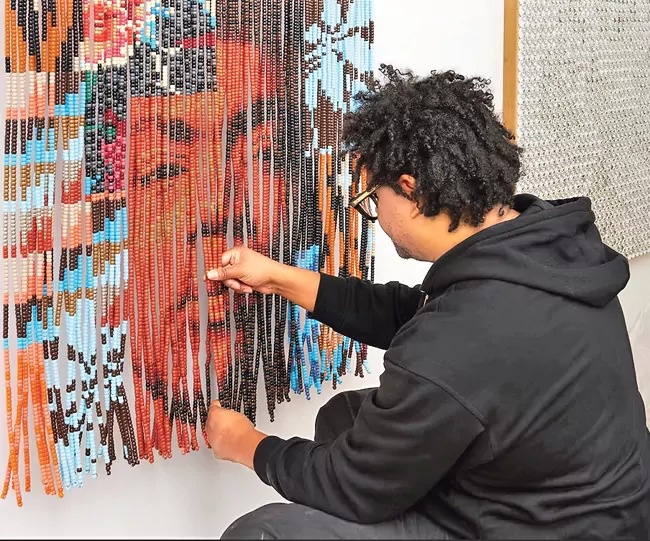 రంగుల పూసలతో ప్రాణం పోస్తున్న కళాఖండాలు